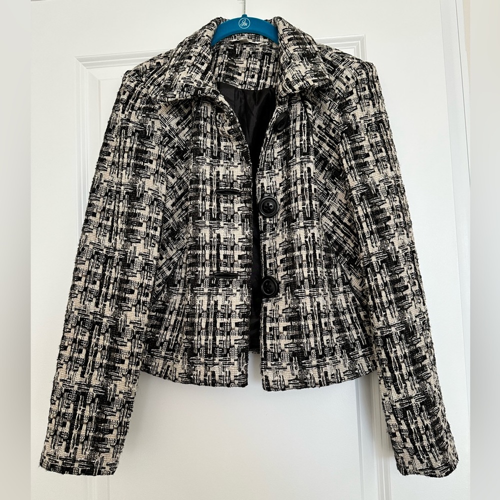 Cabi Fully Lined 3 Button Cropped Blazer. Colors - Black, Tan Cream and White.